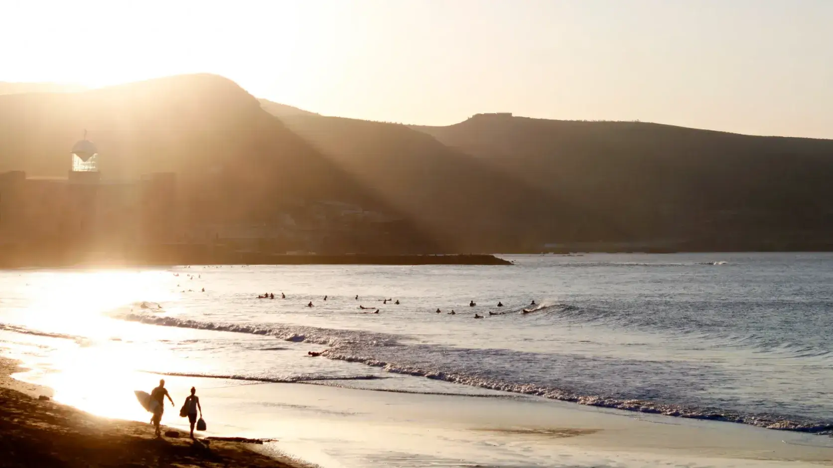 La playa de Las Canteras, punto de encuentro urbano de Las Palmas de Gran Canaria.