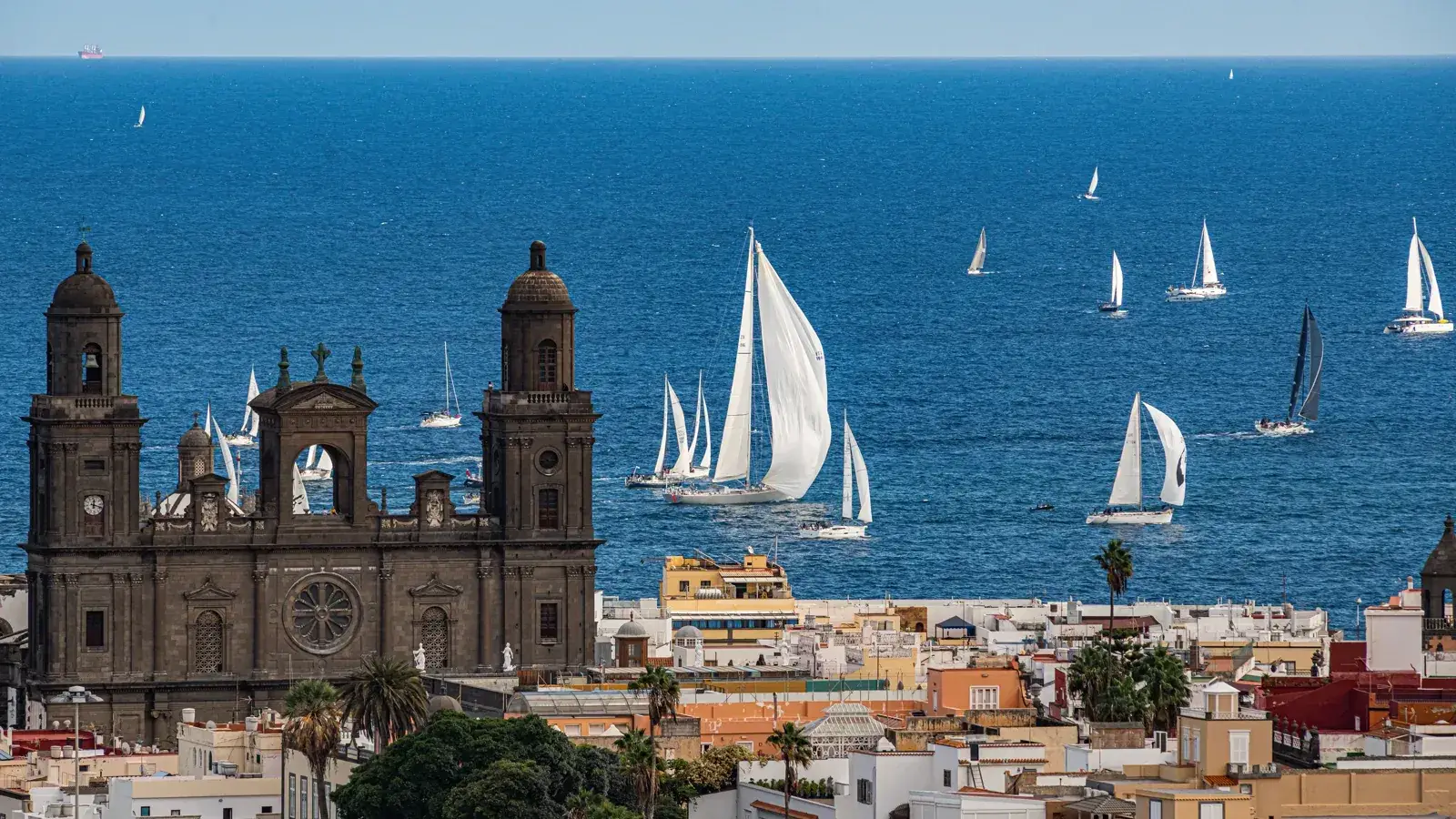 Las Palmas de Gran Canaria combina el casco histórico de Vegueta con la playa urbana de Las Canteras.